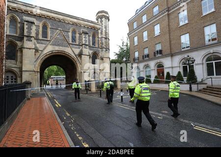 Datei Foto vom 22/06/20 von der Polizei am Abbey Gateway von Forbury Gardens im Stadtzentrum von Reading, nachdem Khairi Saadallah einen zweiminütigen Messer Spree gestartet. Der Attentäter des Reading-Terrors plädierte am Mittwoch auf drei Morde und drei Mordversuche im Old Bailey in London für schuldig. Stockfoto