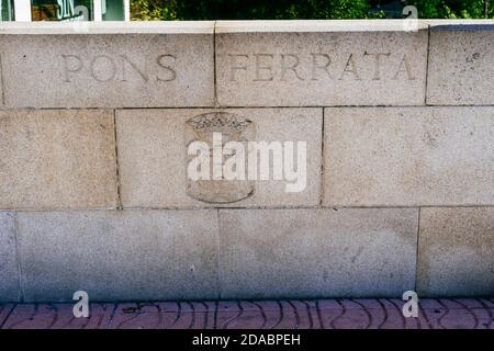 Inschrift auf der Brücke über den Fluss Sil, an der Stelle, die von der mittelalterlichen Eisenbrücke besetzt ist, die der Stadt ihren Namen gibt - Pons Ferrata. Französisch Stockfoto