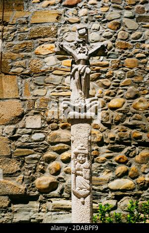 Geschnitztes Steinkreuz, mit gekreuzigten Christus und Pilgermotive. Französischer Weg, Jakobsweg. Cacabelos, El Bierzo, Leon, Kastilien und Leon, Spanien, Europ Stockfoto