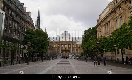 Paris, Frankreich - 09/07/2019: Vorderansicht des historischen Palais de Justice ('Justizpalast') mit Touristen, die an einer Fußgängerzone vorbei gehen. Stockfoto