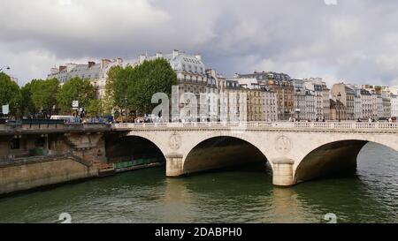 Paris, Frankreich - 09/07/2019:Nahaufnahme der historischen Brücke Pont Saint-Michel über die seine zwischen der Ile de la Cite und dem Place Saint-Michel. Stockfoto