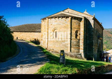 Die Kirche von Santiago Apóstol ist ein romanischer Pfarrkirche. Französischer Weg, Jakobsweg. Villafranca del Bierzo, El Bierzo, Leon, Castil Stockfoto