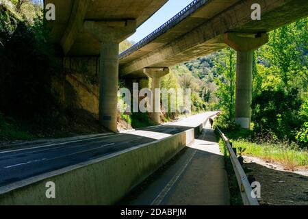 Der Weg auf der Seite der Straße N.VI und überquert durch die Viadukte der AUTOBAHN A-6. Französischer Weg, Jakobsweg. In Der Nähe Von Pereje, Trabadelo, El Bierzo, Stockfoto