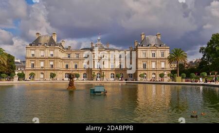 Paris, Frankreich - 09/08/2019: Vorderansicht des historischen Palais du Luxembourg im Park Jardin du Luxembourg, Paris. Stockfoto