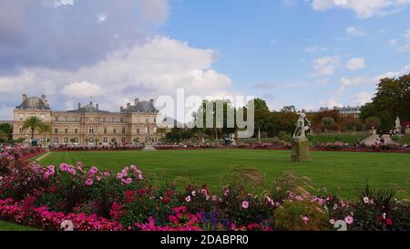 Paris, France - 09/07/2019: Schöner Erholungsgarten Jardin du Luxembourg mit bunten Blumenbeeten, blühenden Blumen, historischen Skulpturen. Stockfoto