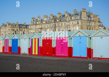 Bunte Strandhütten und Pride Strandhütte entlang der Promenade von Hove Seafront, Brighton & Hove, East Sussex, Großbritannien Stockfoto