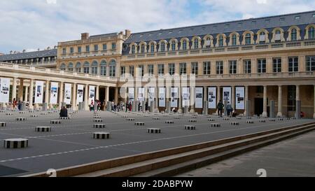 Paris, France - 09/07/2019: Kunstinstallation Colonnes de Buren (Les Deux Plateaus) im ehemaligen königlichen Palast Palais-Royal. Stockfoto