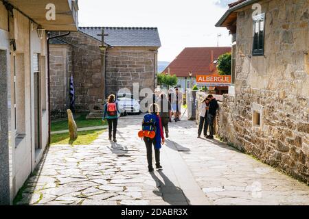 Pilgrims Ankunft in Palas del Rey neben dem Pilgrim's Hostel 'San Marcos'. Französischer Weg, Jakobsweg. Palas de Rei, Lugo, Galicien, Spanien, Europa Stockfoto