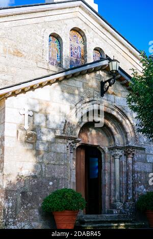 Pfarrkirche von San Tirso de Palas de Rei, original romanischen Bau stammt aus dem zwölften Jahrhundert, nur die Haupttür ist dann erhalten. Fre Stockfoto