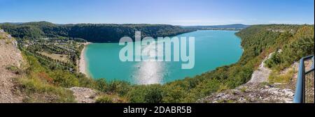 Fontenu, Frankreich - 09 03 2020: Blick vom aussichtspunkt auf den Chalain-See Stockfoto