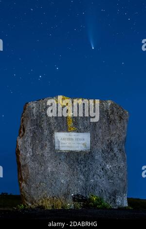 EBBW VALE, UK - JULI 22 2020: Komet Neowise über den Aneurin Bevan-Denkmalsteinen am Hang zwischen den Städten Ebbw Vale und Tredegar in Sout Stockfoto