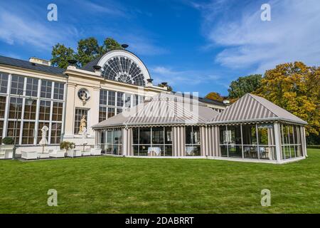 Neues Orangery Gebäude und Restaurant im Lazienkowski Park auch Lazienki Park genannt - Königliche Bäder, größter Park in Warschau Stadt, Polen Stockfoto