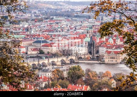 Karlsbrücke mit Herbstbäumen in Prag, Tschechische Republik Stockfoto