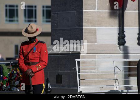 Veteranen versammeln sich im londoner Kenotaph in london, ontario, kanada Für den Gedenktag Stockfoto