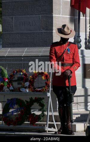 Veteranen versammeln sich im londoner Kenotaph in london, ontario, kanada Für den Gedenktag Stockfoto