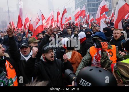 Warschau, Polen. November 2020. Ein weiterer Unabhängigkeitsmarsch fand in Warschau statt. Trotz des Versammlungsverbots kam fast die gesamte Gemeinschaft von Nationalisten, Neofaschisten und Fußballfans nach Warschau. Es gab Auseinandersetzungen zwischen den Teilnehmern des marsches und der Polizei. Kredit: Grzegorz Banaszak/ZUMA Wire/Alamy Live Nachrichten Stockfoto