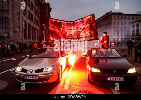 Warschau, Polen. November 2020. Ein weiterer Unabhängigkeitsmarsch fand in Warschau statt. Trotz des Versammlungsverbots kam fast die gesamte Gemeinschaft von Nationalisten, Neofaschisten und Fußballfans nach Warschau. Es gab Auseinandersetzungen zwischen den Teilnehmern des marsches und der Polizei. Kredit: Grzegorz Banaszak/ZUMA Wire/Alamy Live Nachrichten Stockfoto