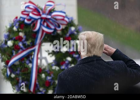 Arlington, Usa. November 2020. US-Präsident Donald J. Trump und First Lady Melania Trump nehmen am Dienstag, den 11. November 2020, an einem National Veterans Day auf dem Arlington National Cemetery in Arlington, Virginia Teil. Foto von Chris KleponisUPI Kredit: UPI/Alamy Live Nachrichten Stockfoto