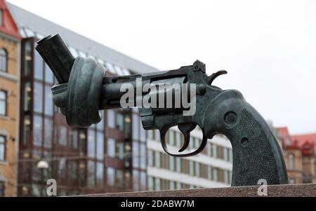 Symbolische Skulptur ohne Gewalt in Göteborg in Schweden Stockfoto