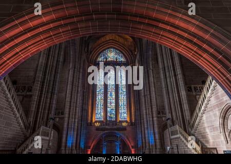 Innenräume der Liverpool Cathedral. Liverpool Anglican Cathedral West-Fenster - eine riesige Fläche von Buntglas Stockfoto