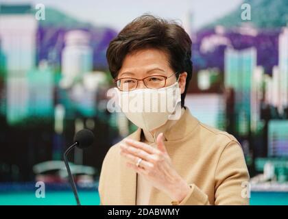 Hongkong, China. November 2020. Die Hauptgeschäftsführerin der Sonderverwaltungsregion Hongkong, Carrie Lam, beantwortet Fragen der Medien während einer Pressekonferenz in Hongkong, Südchina, am 11. November 2020. MIT der Entscheidung der obersten chinesischen Legislative über die Qualifikation der HKSAR LegCo-Mitglieder gehen verfassungsmäßig, legal, vernünftig: HKSAR Chief Executive Kredit: Wang Shen/Xinhua/Alamy Live News Stockfoto