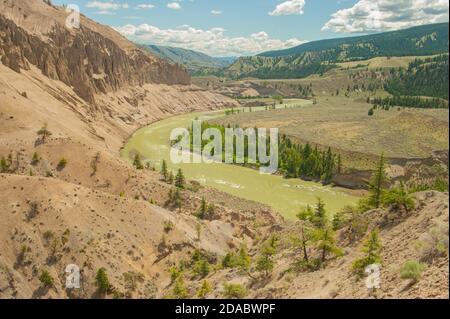 Malerischer Blick auf die Flussschleife des Chilcotin River - einem Nebenfluss des Fraser River im regenfreien windschatten der Küstenberge. Stockfoto