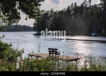 Pier am Narie See in der Region der Ilawa Seenplatte, Blick vom Dorf Kretowiny, der Provinz Ostroda, der Provinz Warmia und der Provinz Mazury in Polen Stockfoto