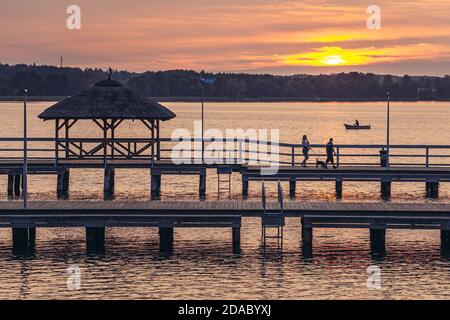 Sonnenuntergang über dem hölzernen Pier am Narie See in der Region der Ilawa Seenplatte, Blick vom Dorf Kretowiny, Warmia und der Provinz Mazury in Polen Stockfoto