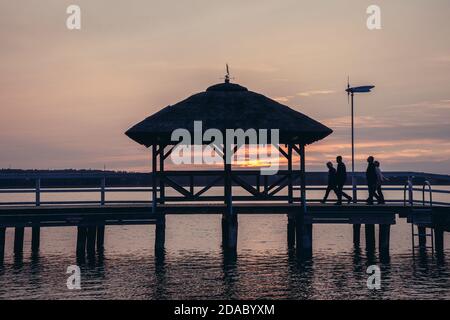 Hölzerner Pier am Narie See in der Region der Ilawa Seenplatte, Blick vom Dorf Kretowiny, Warmia und der Provinz Mazury in Polen Stockfoto