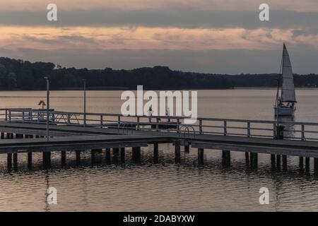 Hölzerner Pier am Narie See in der Region der Ilawa Seenplatte, Blick vom Dorf Kretowiny, der Provinz Ostroda, der Provinz Warmia und der Provinz Mazury in Polen Stockfoto