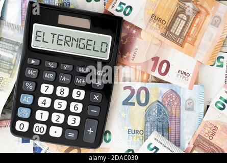Wort ELTERNGELD, Deutsch für Elterngeld, auf dem Display des Taschenrechners gegen Euro-Banknoten Stockfoto