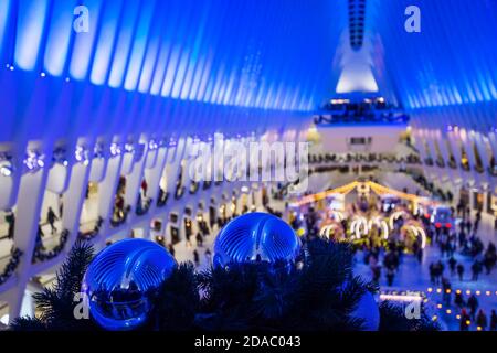 Die Oculus Innenraum mit Weihnachtsschmuck im Winter. Westfield World Trade Center, Manhattan, Financial District, New York City, NY, USA Stockfoto