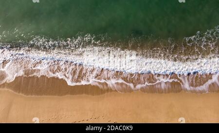 Antenne drone Bild aus dem Spanischen Strand an der Costa Brava, in der Nähe der kleinen Stadt Palamos Stockfoto