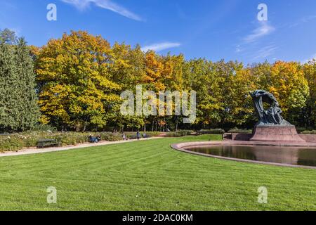 Berühmtes Denkmal von Fryderyk Chopin im Lazienkowski Park auch Lazienki Park genannt - Königliche Bäder, größter Park in Warschau-Stadt, Polen Stockfoto