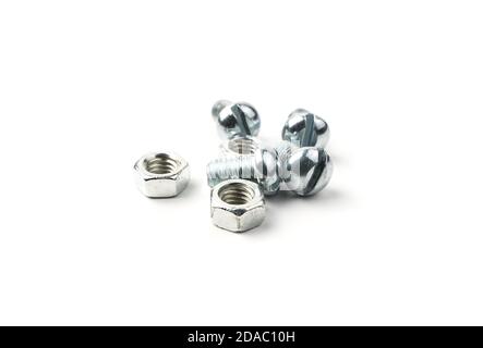 Eine Gruppe von Schrauben und Muttern auf weißem Hintergrund. Stockfoto