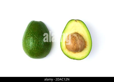 Zwei Hälften einer Avocado mit einem Stein mit Spuren von Oxidation. Stockfoto