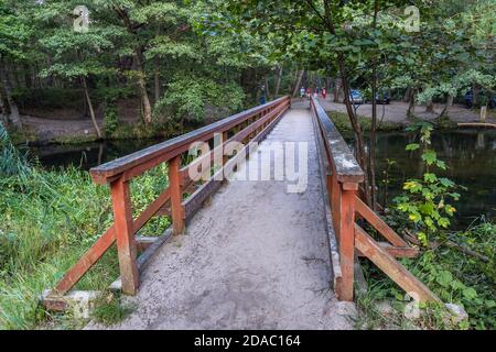 Brücke über den Fluss Piasnica Debki Dorf im Verwaltungsbezirk Gmina Krokowa, in Puck County, Pommern Woiwodschaft, Nordpolen Stockfoto