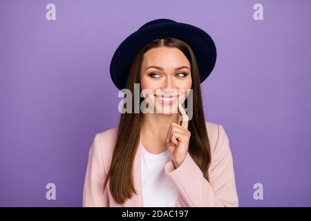 Portrait positive fröhlich Mädchen berühren Wange Finger suchen Copyspace denken Gedanken entscheiden große funky Wochenende Freizeit Entscheidungen Lösung tragen Pastell Stockfoto