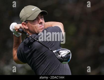 Augusta, Usa. November 2020. Rory McIlroy beobachtet seine Fahrt vom 9. Abschlag während einer Übungsrunde vor dem Start des Masters-Golfturniers 2020 im Augusta National Golf Club in Augusta, Georgia am Mittwoch, 11. November 2020. Die 2020 Masters sollen morgen, Donnerstag, den 12. November, beginnen, ohne dass aufgrund der COVID-19-Pandemie Besucher anwesend sind. Foto von Kevin Dietsch/UPI Kredit: UPI/Alamy Live News Stockfoto