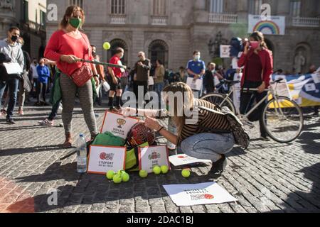 11. November 2020: Demonstranten mit Schutzmasken werden mit Tennisbällen und Schlägern gesehen.Katalanische Sportverbände und -Organisationen haben in Barcelona demonstriert, um die Wiedereröffnung von Fitnessstudios und Sportanlagen in Katalonien zu fordern.Quelle: Thiago PrudÃªNcio/DAX/ZUMA Wire/Alamy Live News Stockfoto