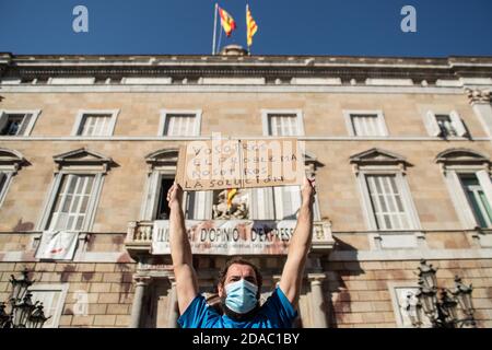 11. November 2020: Protestler mit Schutzmaske ist mit einem Banner, das sagt, sehen Sie das Problem, wir die Lösung.Katalanischen Sportverbände und Einrichtungen haben in Barcelona demonstriert, um die Wiedereröffnung von Turnhallen und Sportanlagen in Katalonien zu fordern Kredit: Thiago PrudÃªNcio/DAX/ZUMA Wire/Alamy Live News Stockfoto