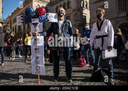 11. November 2020: Demonstranten mit Schutzmasken werden mit einem Banner mit der Aufschrift "Wir sind wichtige Dienste, Sport ist sicher" gesehen.Katalanische Sportverbände und -Organisationen haben in Barcelona demonstriert, um die Wiedereröffnung von Fitnessstudios und Sportanlagen in Katalonien zu fordern.Quelle: Thiago PrudÃªNcio/DAX/ZUMA Wire/Alamy Live News Stockfoto