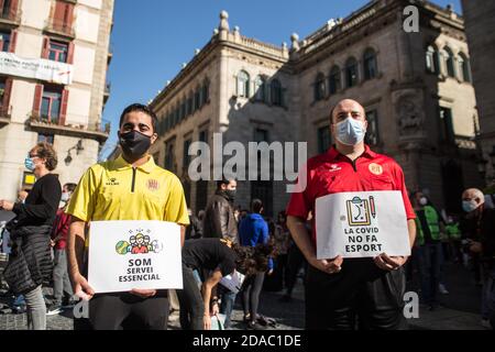 11. November 2020: Demonstranten mit Schutzmasken werden mit Transparenten gesehen, die sagen, wir sind ein unverzichtbarer Dienst und der Covid spielt keinen Sport.Katalanische Sportverbände und -Organisationen haben in Barcelona demonstriert, um die Wiedereröffnung von Fitnessstudios und Sportanlagen in Katalonien zu fordern.Quelle: Thiago PrudÃªNcio/DAX/ZUMA Wire/Alamy Live News Stockfoto