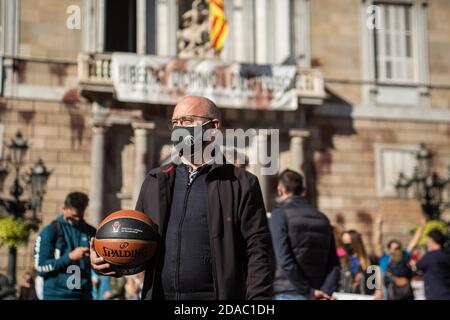 11. November 2020: Protestler mit Schutzmaske wird beim Basketball gesehen.Katalanische Sportverbände und -Organisationen haben in Barcelona demonstriert, um die Wiedereröffnung von Fitnessstudios und Sportanlagen in Katalonien zu fordern.Quelle: Thiago PrudÃªNcio/DAX/ZUMA Wire/Alamy Live News Stockfoto