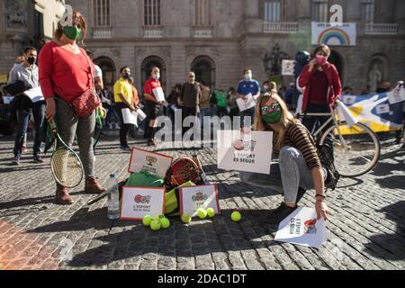 11. November 2020: Demonstranten mit Schutzmasken werden mit Tennisbällen und Schlägern gesehen.Katalanische Sportverbände und -Organisationen haben in Barcelona demonstriert, um die Wiedereröffnung von Fitnessstudios und Sportanlagen in Katalonien zu fordern.Quelle: Thiago PrudÃªNcio/DAX/ZUMA Wire/Alamy Live News Stockfoto