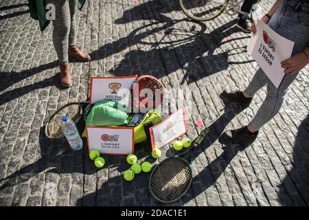 11. November 2020: Schläger und Tennisbälle werden in der Demonstration gesehen.Katalanische Sportverbände und -Organisationen haben in Barcelona demonstriert, um die Wiedereröffnung von Fitnessstudios und Sportanlagen in Katalonien zu fordern.Quelle: Thiago PrudÃªNcio/DAX/ZUMA Wire/Alamy Live News Stockfoto