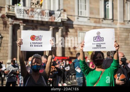11. November 2020: Demonstranten mit Schutzmasken werden mit Transparenten gesehen, die sagen, dass Sport sicher ist und Infektionen nicht konkurrieren.Katalanische Sportverbände und -Organisationen haben in Barcelona demonstriert, um die Wiedereröffnung von Fitnessstudios und Sportanlagen in Katalonien zu fordern.Quelle: Thiago PrudÃªNcio/DAX/ZUMA Wire/Alamy Live News Stockfoto