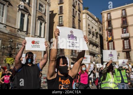 11. November 2020: Protestler mit Schutzmaske wird mit einem Banner gesehen, das besagt, dass Infektionen nicht konkurrieren.Katalanische Sportverbände und -Organisationen haben in Barcelona demonstriert, um die Wiedereröffnung von Fitnessstudios und Sportanlagen in Katalonien zu fordern.Quelle: Thiago PrudÃªNcio/DAX/ZUMA Wire/Alamy Live News Stockfoto