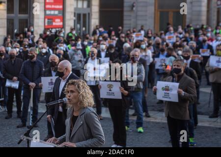 11. November 2020: Anna Pruna, Präsidentin von INDESCAT, dem katalanischen Sportindustriecluster, spricht bei einer Demonstration katalanische Sportverbände und -Organisationen haben in Barcelona demonstriert, um die Wiedereröffnung von Fitnessstudios und Sportanlagen in Katalonien zu fordern.Quelle: Thiago PrudÃªNcio/DAX/ZUMA Wire/Alamy Live News Stockfoto