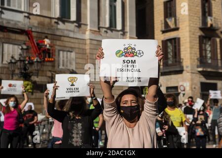 11. November 2020: Protestler mit Schutzmaske wird mit einem Banner, das sagt, wir sind ein wesentlicher Dienst gesehen.Katalanischen Sportverbände und Einrichtungen haben in Barcelona demonstriert, um die Wiedereröffnung von Turnhallen und Sportanlagen in Katalonien fordern Kredit: Thiago PrudÃªNcio/DAX/ZUMA Wire/Alamy Live News Stockfoto
